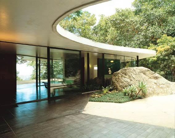 Na Casa das Canoas, Niemeyer construiu em volta de uma pedra que se recusou a remover