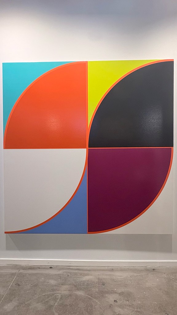 Pintura quadrada de Sarah Morris com quartos de círculo em turquesa, laranja, verde-limão, preto, ameixa e azul, contornados por um fio laranja